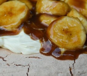 Chocolate Pavlova With Butterscotch Bananas - StyleNest