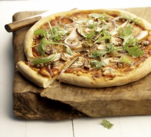 onion and gorgonzola pizza