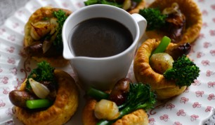 yorkshire_puddings_with_sausages_tenderstem__roast_shallot_gravy