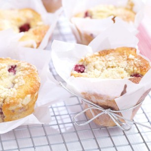 rhubarb-raspberry-crumple-muffins