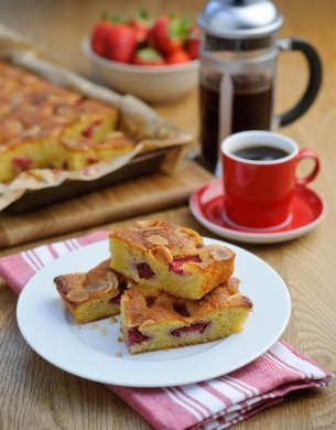  Viva Strawberries Traybake