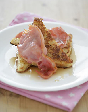French Toast with Crispy Bacon & Maple Syrup - StyleNest